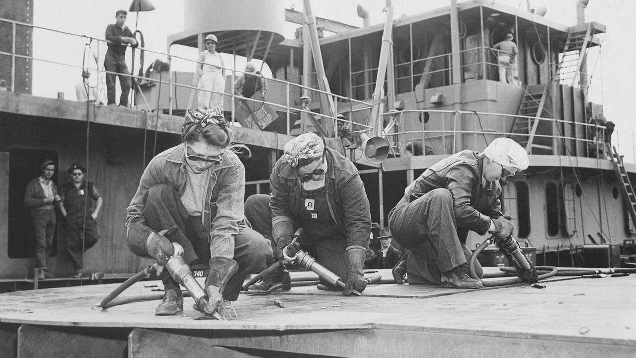 Drei Frauen arbeiten 1942 auf einer Schiffswerft. Drei Frauen arbeiten 1942 auf einer Schiffswerft.