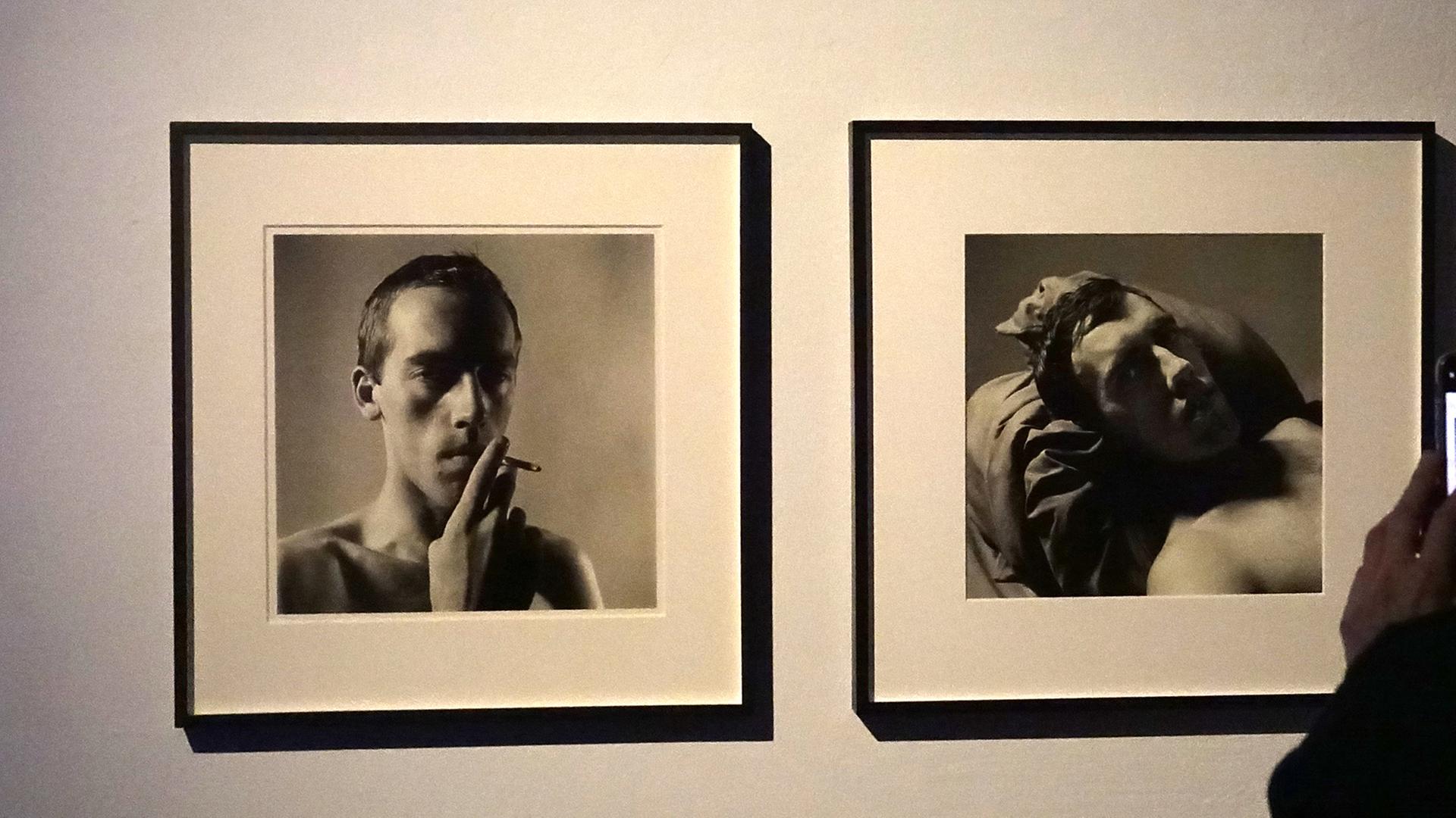 Berlin: Eine Besucherin fotografiert Bilder in der Ausstellung des amerikanischen Künstlers David Wojnarowicz im KW Institute for Contemporary Art. Das Ausstellungshaus präsentierte 2019 drei Einzelausstellungen von AIDS-Aktivisten. oto: Sven Braun/dpa | Verwendung weltweit Berlin: Eine Besucherin fotografiert Bilder in der Ausstellung des amerikanischen Künstlers David Wojnarowicz im KW Institute for Contemporary Art. Das Ausstellungshaus präsentierte 2019 drei Einzelausstellungen von AIDS-Aktivisten. oto: Sven Braun/dpa | Verwendung weltweit