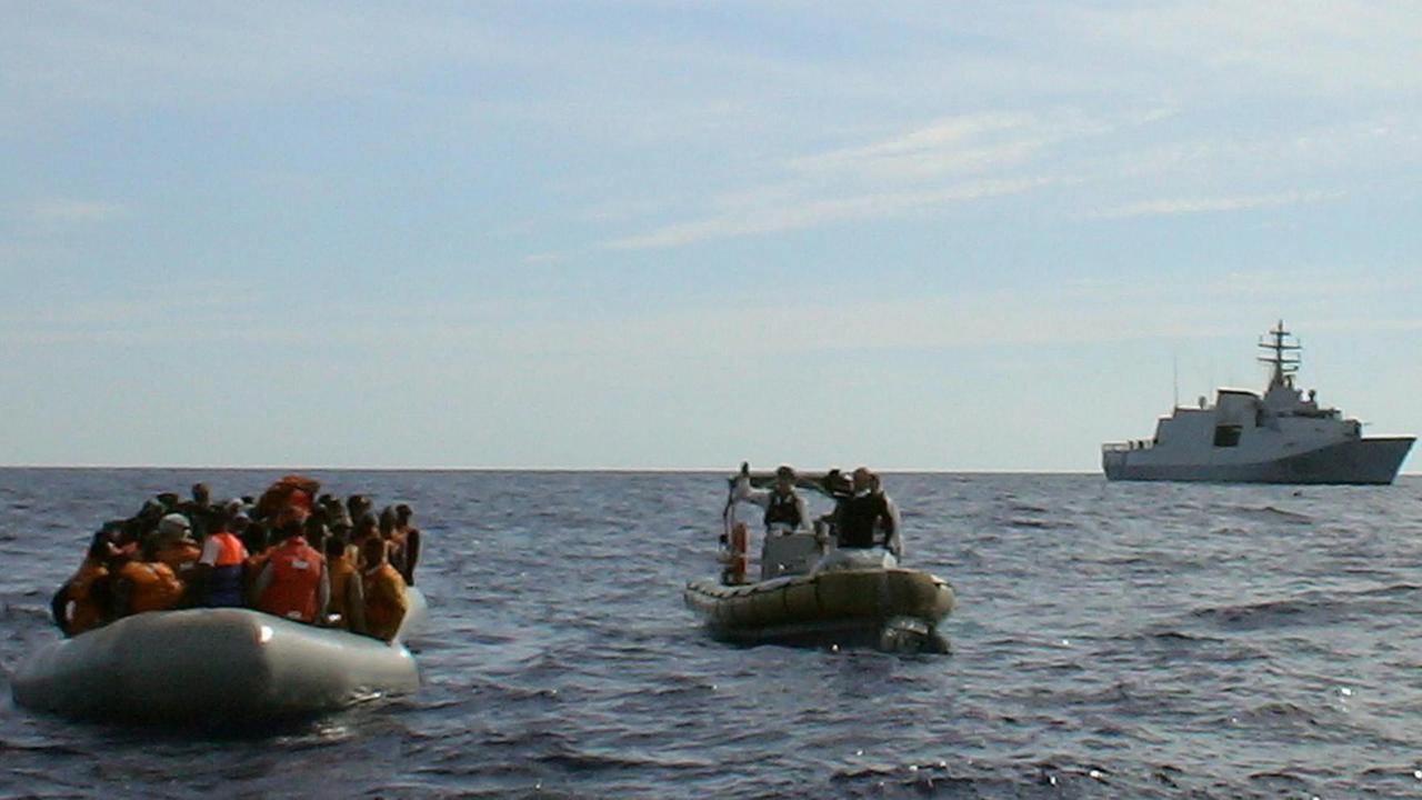 Flüchtlingstransport der italienischen Marine vor der Insel Lampedusa im Oktober 2013 Flüchtlingstransport der italienischen Marine vor der Insel Lampedusa im Oktober 2013