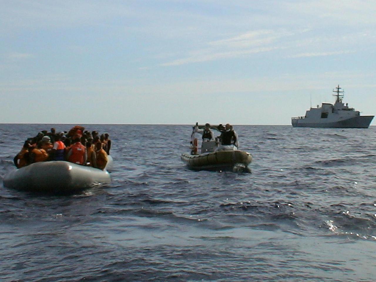 Flüchtlingstransport der italienischen Marine vor der Insel Lampedusa im Oktober 2013 Flüchtlingstransport der italienischen Marine vor der Insel Lampedusa im Oktober 2013
