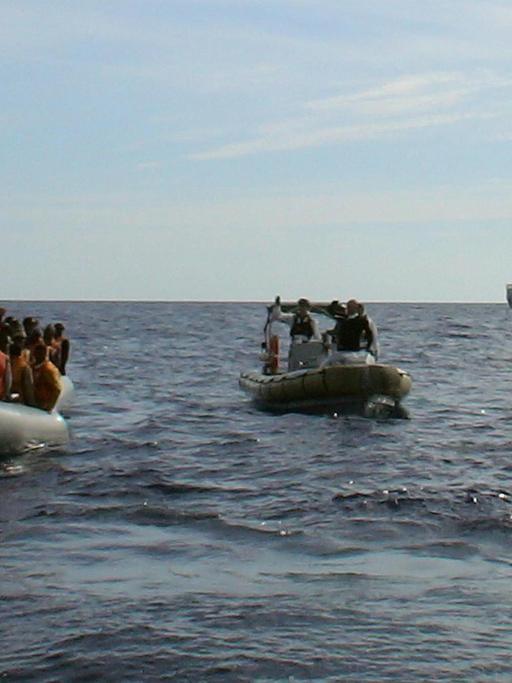 Flüchtlingstransport der italienischen Marine vor der Insel Lampedusa