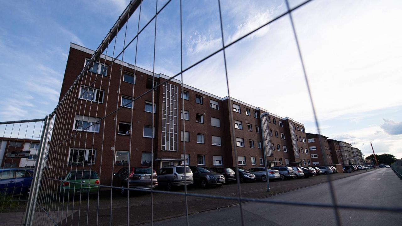 Wohnsiedlung von Tönnies-Mitarbeitern in Quarantäne: Über laufende Entwicklungen des Corona-Ausbruchs von über 1000 Menschen im Fleischbetrieb Tönnies in Rheda-Wiedenbrück spricht die Geschäftsführung in Quarantäne. Im Kreis Gütersloh sind daher über 7000 Menschen in Quarantäne. Im Bild: Ein abgesperrtes Wohnhaus.. Foto: Noah Wedel, Verl Nordrhein-Westfalen Deutschland *** 20 06 2020 Coronavirus housing estate of Tönnies employees in quarantine The management speaks about current developments of the corona outbreak of over 1000 people in the Tönnies meat processing plant in Rheda Wiedenbrück The management speaks about quarantine In the district of Gütersloh, therefore, over 7000 people are in quara Wohnsiedlung von Tönnies-Mitarbeitern in Quarantäne: Über laufende Entwicklungen des Corona-Ausbruchs von über 1000 Menschen im Fleischbetrieb Tönnies in Rheda-Wiedenbrück spricht die Geschäftsführung in Quarantäne. Im Kreis Gütersloh sind daher über 7000 Menschen in Quarantäne. Im Bild: Ein abgesperrtes Wohnhaus.. Foto: Noah Wedel, Verl Nordrhein-Westfalen Deutschland *** 20 06 2020 Coronavirus housing estate of Tönnies employees in quarantine The management speaks about current developments of the corona outbreak of over 1000 people in the Tönnies meat processing plant in Rheda Wiedenbrück The management speaks about quarantine In the district of Gütersloh, therefore, over 7000 people are in quara