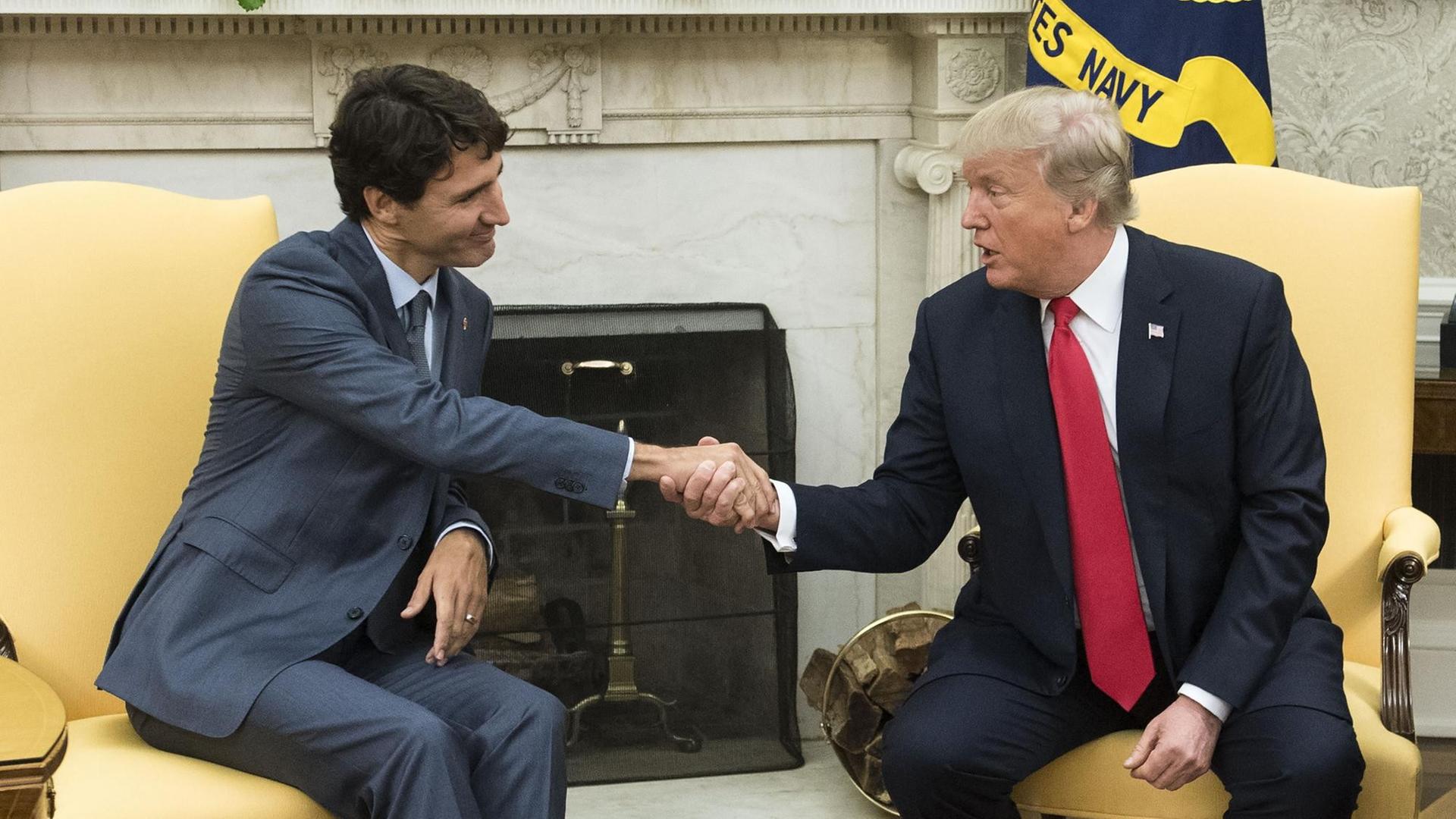 US-Präsident Trump und der kanadische Ministerpräsident Trudeaux bei Beratungen über das Freihandelsabkommen Nafta am 11.10.2017 in Washington. Sie schütteln nicht die Hand.