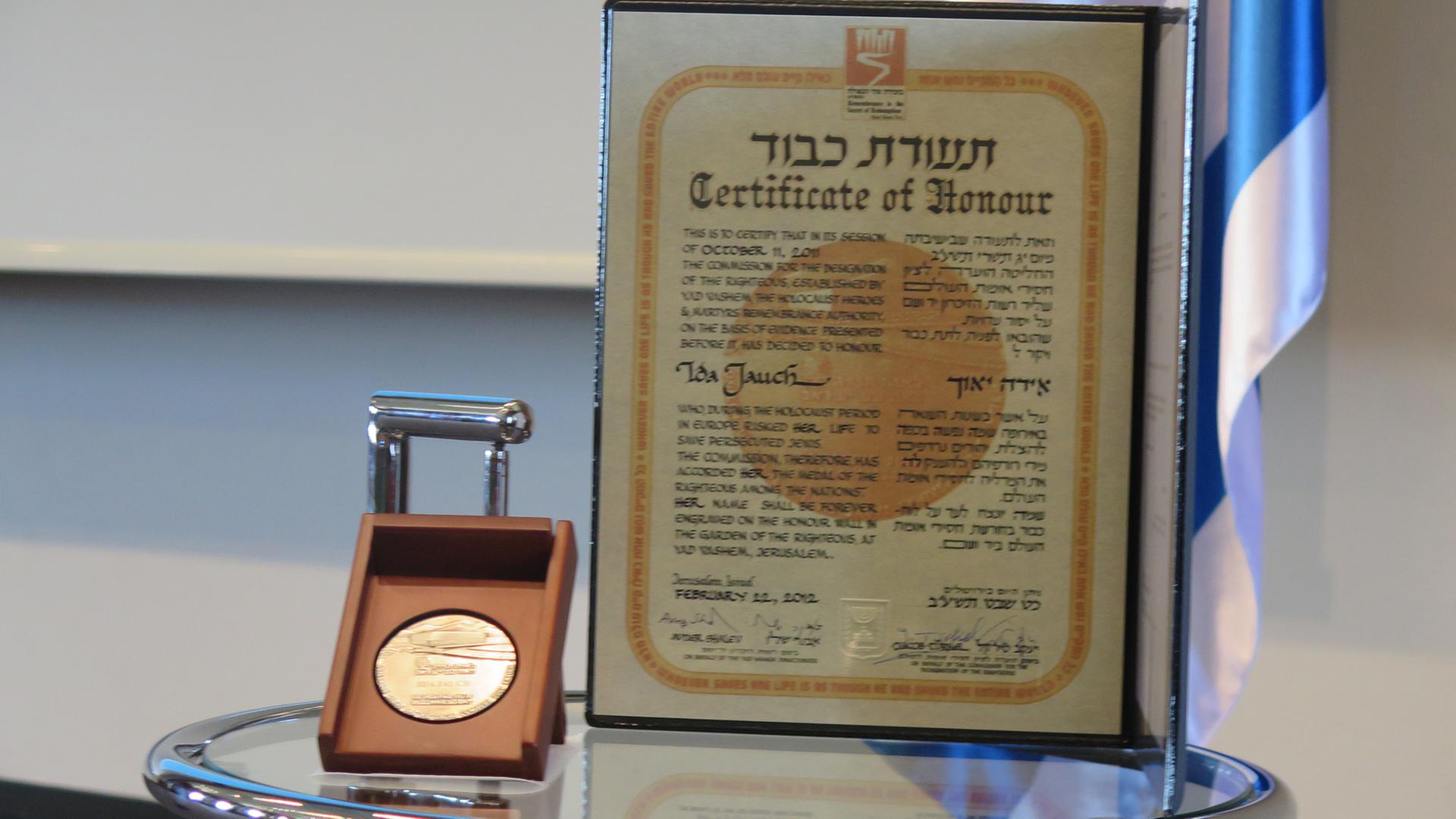 Die Urkunde und Medaille für Ida Jauch, die als "Gerechte unter den Völkern" ausgezeichnet wurde.