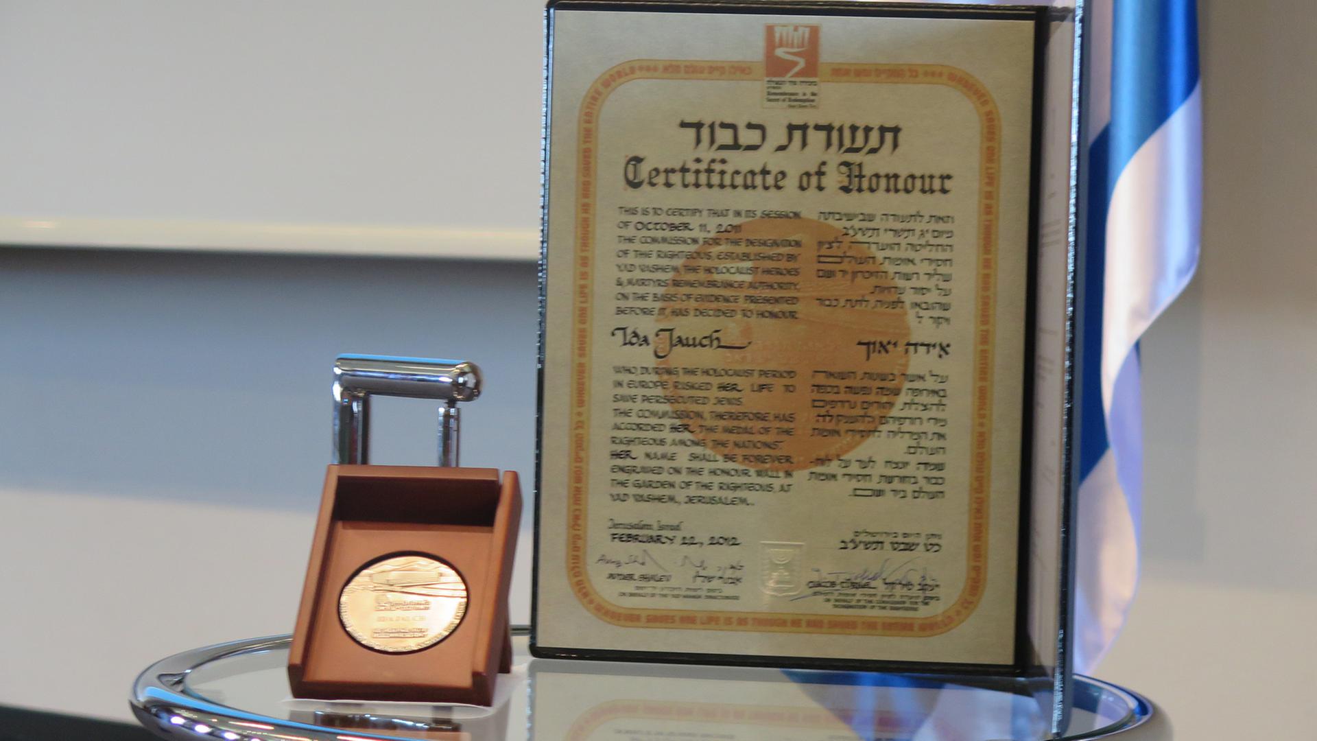 Die Urkunde und Medaille für Ida Jauch, die als "Gerechte unter den Völkern" ausgezeichnet wurde. Die Urkunde und Medaille für Ida Jauch, die als "Gerechte unter den Völkern" ausgezeichnet wurde.