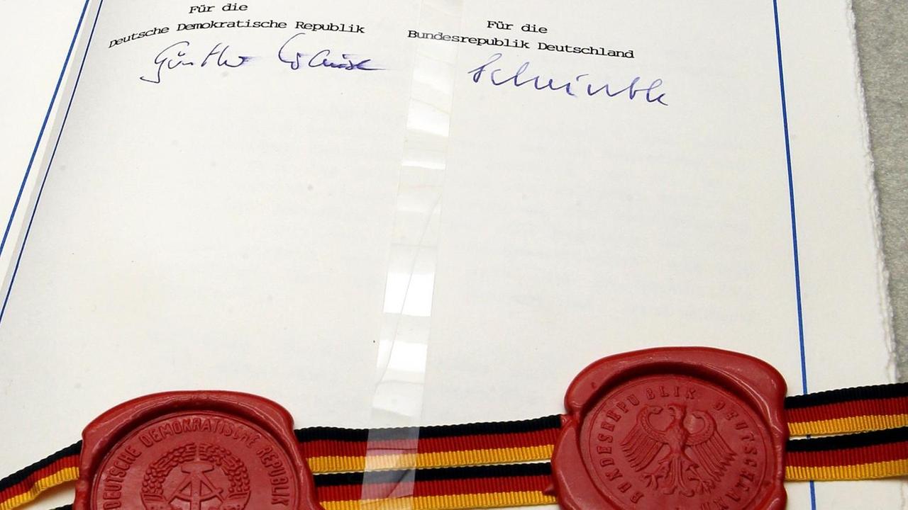Der Einigungsvertrag liegt am Dienstag (31.08.2010) zu Beginn einer Festveranstaltung zum 20. Jahrestag der Unterzeichnung des Einigungsvertrages in Berlin in einer Vitrine aus. Der Einigungsvertrag liegt am Dienstag (31.08.2010) zu Beginn einer Festveranstaltung zum 20. Jahrestag der Unterzeichnung des Einigungsvertrages in Berlin in einer Vitrine aus.