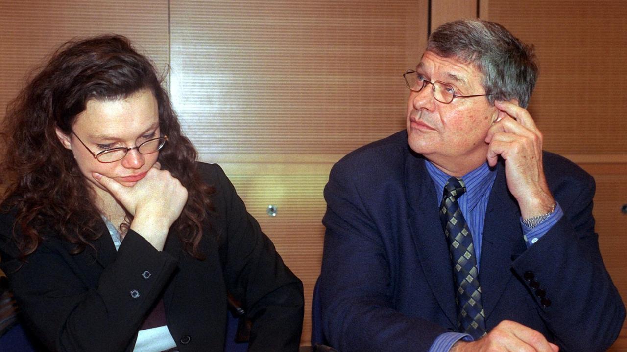 Der Vorsitzende des "Frankfurter Kreises", Detlev von Larcher, und die Juso-Vorsitzende Andrea Nahles nehmen am 13.3.1999 an der Frühjahrssitzung des linken Flügels der SPD im Berliner Willy-Brandt-Haus teil. 