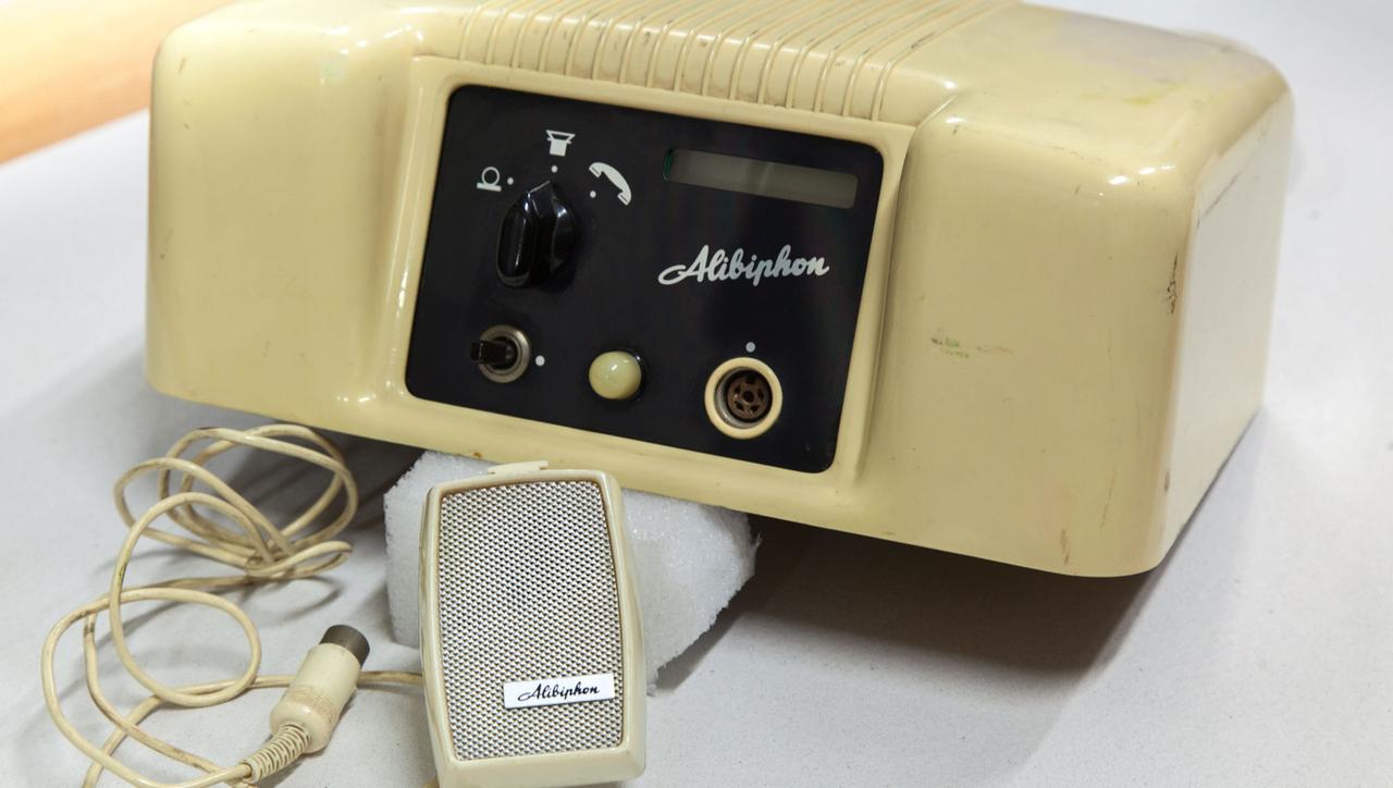 Das Alibiphon von ca. 1957 war einer der ersten Anrufbeantworter. Das Mikrofon diente zum Aufnehmen der Ansage. Das Alibiphon von ca. 1957 war einer der ersten Anrufbeantworter. Das Mikrofon diente zum Aufnehmen der Ansage.