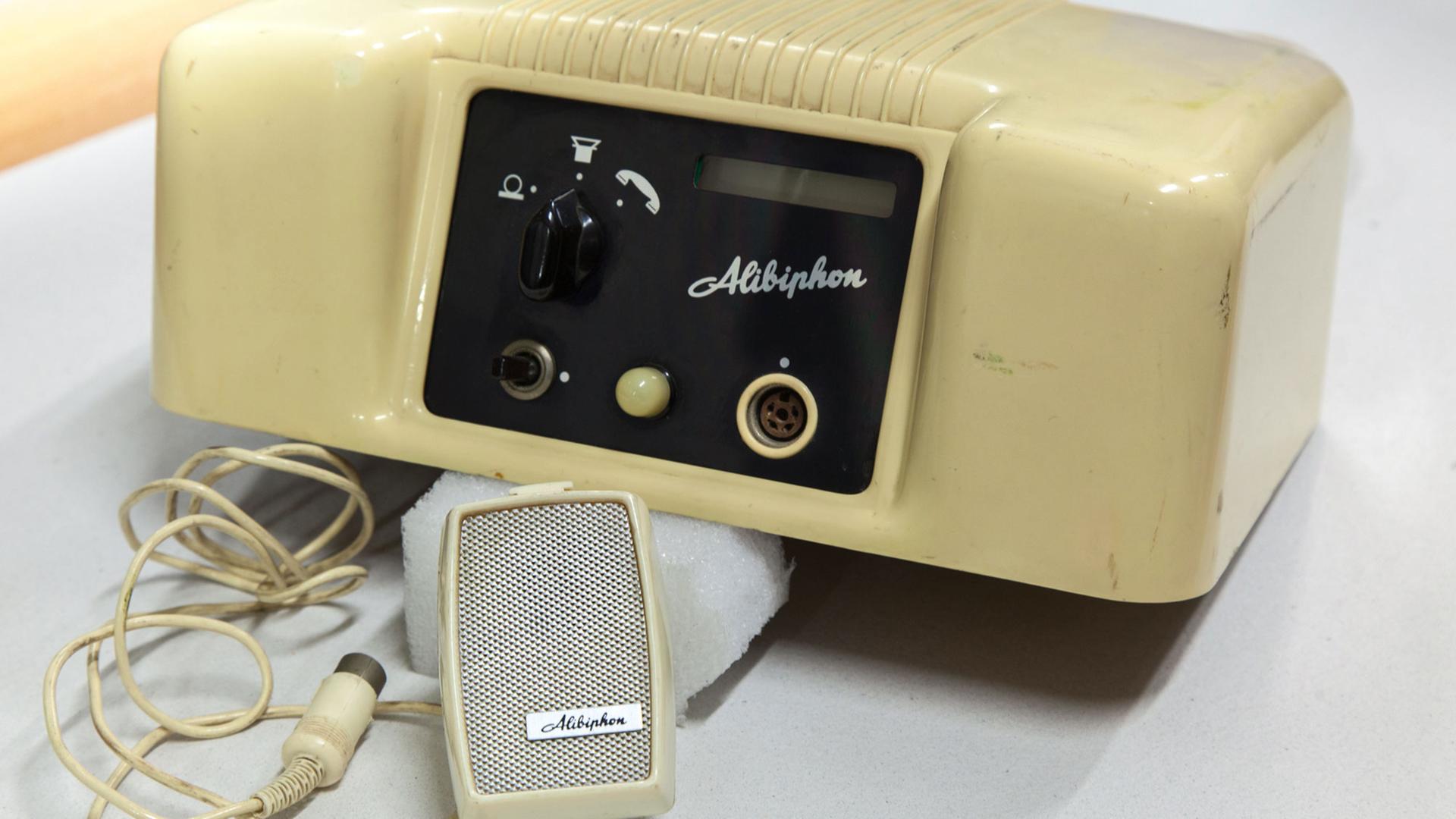 Das Alibiphon von ca. 1957 war einer der ersten Anrufbeantworter. Das Mikrofon diente zum Aufnehmen der Ansage. Das Alibiphon von ca. 1957 war einer der ersten Anrufbeantworter. Das Mikrofon diente zum Aufnehmen der Ansage.
