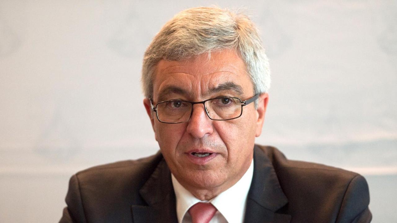 Der Vorsitzende der Innenministerkonferenz, der rheinland-pfälzische Innenminister Roger Lewentz (SPD) Der Vorsitzende der Innenministerkonferenz, der rheinland-pfälzische Innenminister Roger Lewentz (SPD)