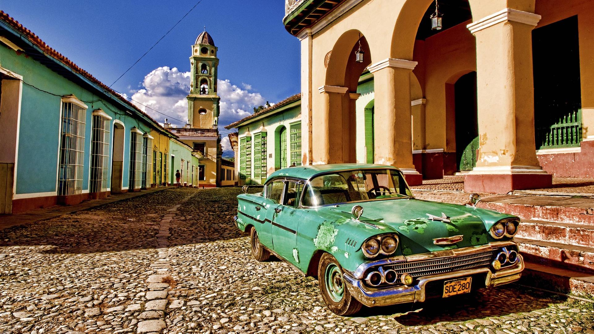 Renovierungsbedürftiger 1958er Classic Chevy auf einer Kopfsteinpflasterstrasse im Kolonialviertel von Trinidad in Kuba.