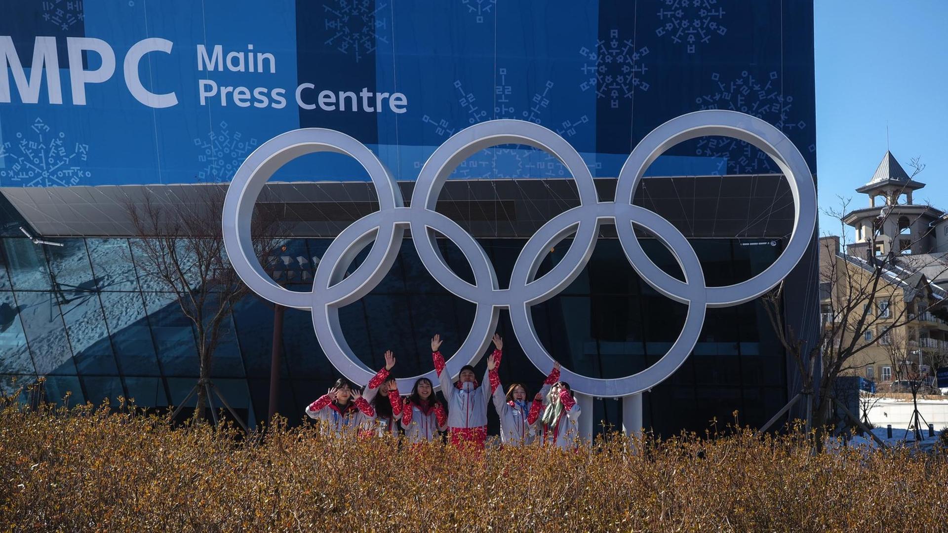 Das Bild zeigt die Olympischen Ringe in der Nähe des Pressezentrums von Pyeongchang im Olympiapark.