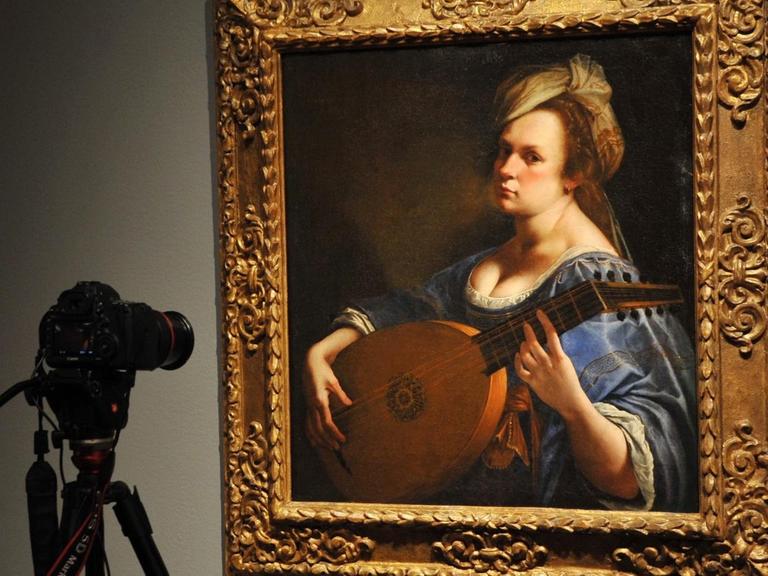 Artemisia Gentileschis Gemälde "Selbstporträt als Lautenspielerin". Eine Frau des Barock spielt eine Laute und schaut in Richtung des Betrachters.