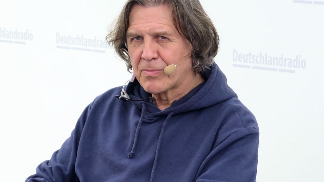 Norbert Scheuer beim "Bücherfrühling" von Deutschlandradio Kultur auf der Leipziger Buchmesse 2015 Norbert Scheuer beim "Bücherfrühling" von Deutschlandradio Kultur auf der Leipziger Buchmesse 2015