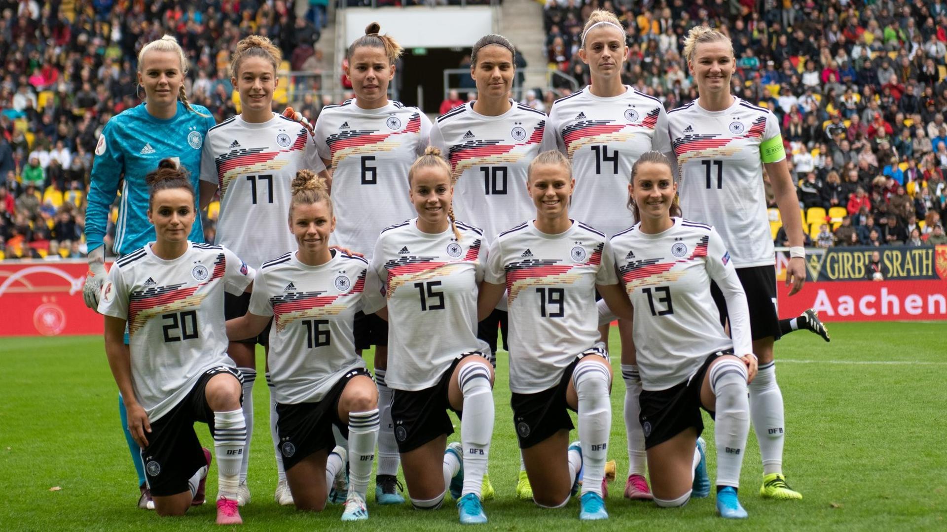Ein Gruppen-Bild von einem Teil der Frauen-Fußball-National-Mannschaft. Ein Gruppen-Bild von einem Teil der Frauen-Fußball-National-Mannschaft.