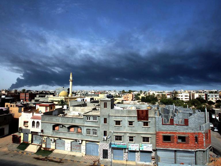 Schwarzer Rauch über Tripolis: Das Treibstofflager im Süden der libyschen Hauptstadt brennt auch am 6. Tag weiter. Am Montag war nach einem Raketeneinschlag ein Großfeuer in einem Treibstoffdepot völlig außer Kontrolle geraten.