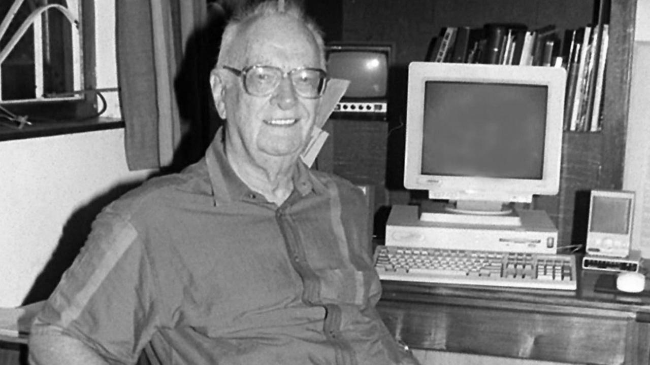 Arthur C. Clarke im Rollstuhl. Arthur C. Clarke im Rollstuhl.