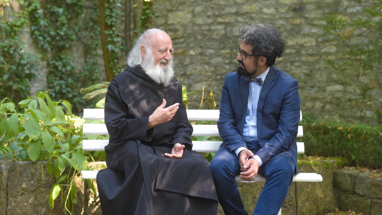 Der eine mit Kutte, der andere mit Anzug: Benediktinermönch Anselm Grün und Religionsphilosoph Milad Karimi im Gespräch