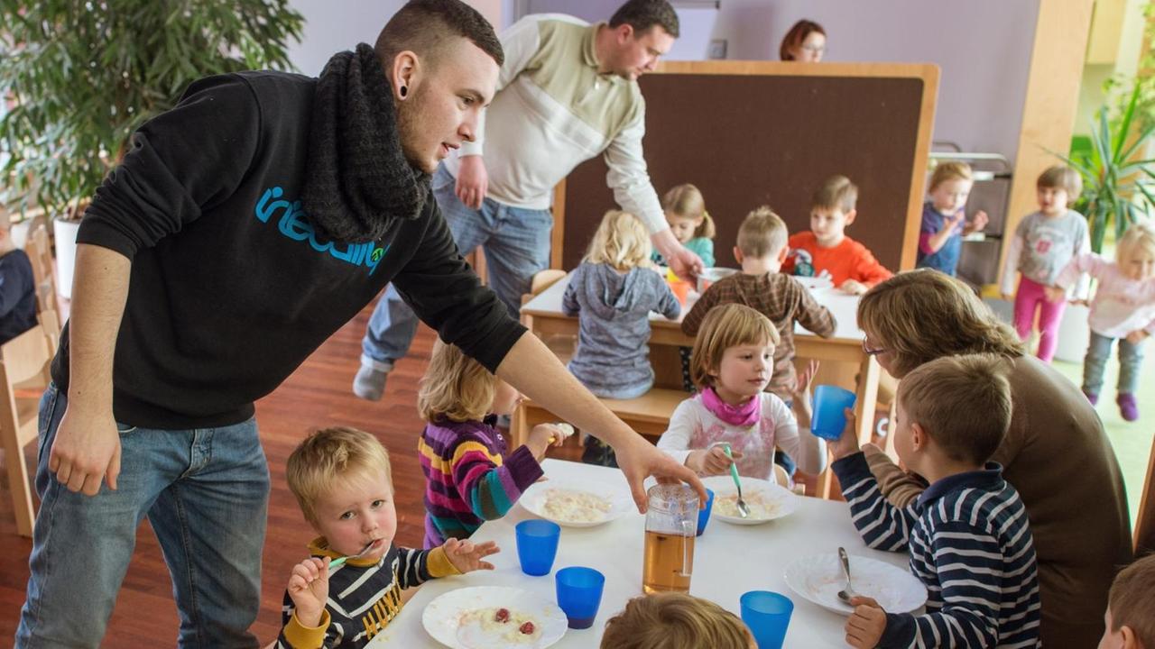 Männliche Auszubildende zum Erzieher im 1. Lehrjahr, betreuen am 21.11.2014 im AWO Kindergarten "Diesterweg" in Lübbenau (Brandenburg) Kinder beim Mittagessen. Männliche Auszubildende zum Erzieher im 1. Lehrjahr, betreuen am 21.11.2014 im AWO Kindergarten "Diesterweg" in Lübbenau (Brandenburg) Kinder beim Mittagessen.