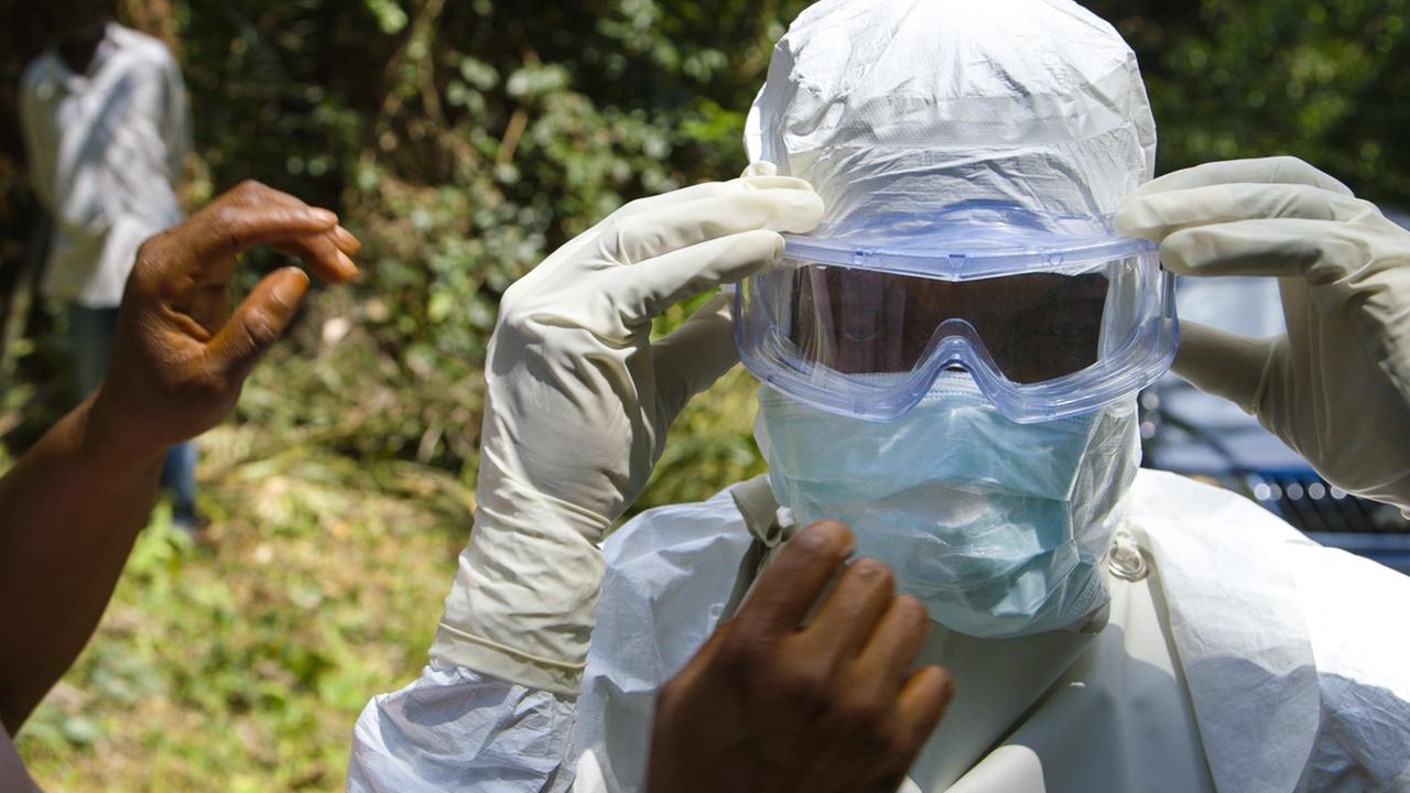 Der Kampf gegen Ebola ist noch nicht gewonnen: Krankenpfleger in Liberia.