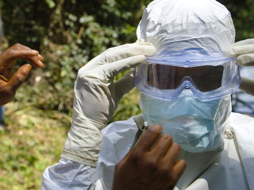 Der Kampf gegen Ebola ist noch nicht gewonnen: Krankenpfleger in Liberia.
