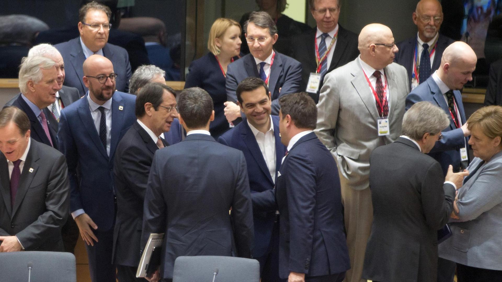 Teilnehmer des EU-Sondergipfels zum Brexit in Brüssel begrüßen sich. Teilnehmer des EU-Sondergipfels zum Brexit in Brüssel begrüßen sich.
