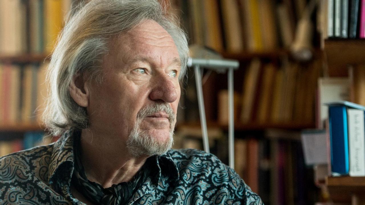 Schriftsteller Klaus Theweleit in seinem Arbeitszimmer. Schriftsteller Klaus Theweleit in seinem Arbeitszimmer.