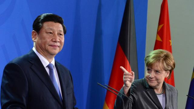 Bundeskanzlerin Merkel zeigt mit einem Finger bei einer Pressekonferenz in Berlin auf den neben ihr stehenden chinesischen Staatschef Xi.