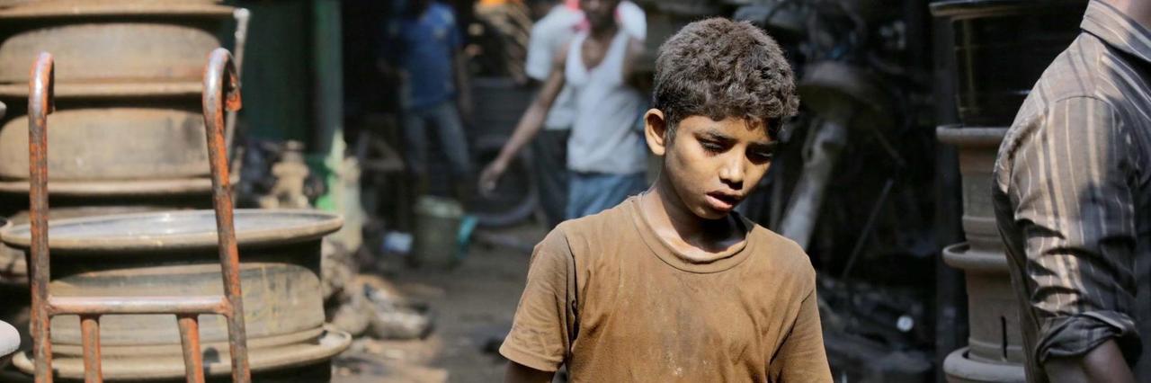 Ein Junge auf einem Recycling-Markt in Kalkutta