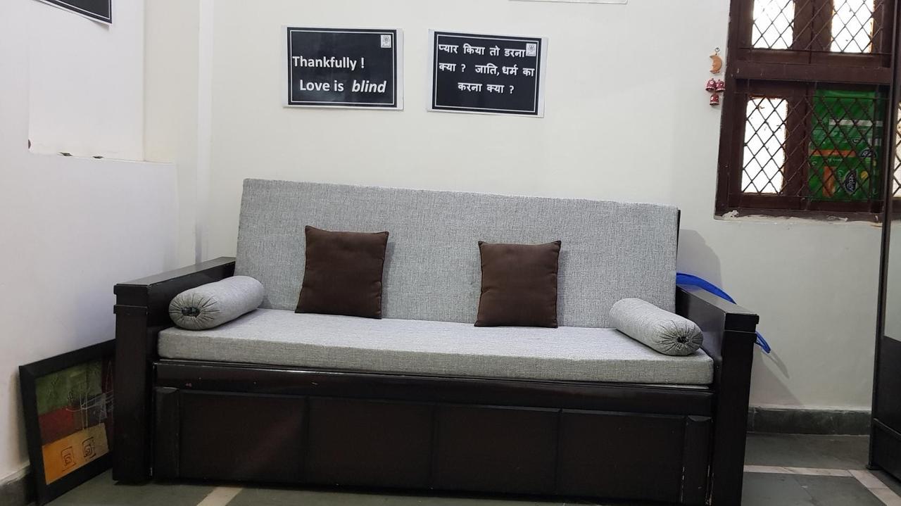 Ein helles Sofa mit zwei braunen Kissen steht in einem Büro. Ein helles Sofa mit zwei braunen Kissen steht in einem Büro.