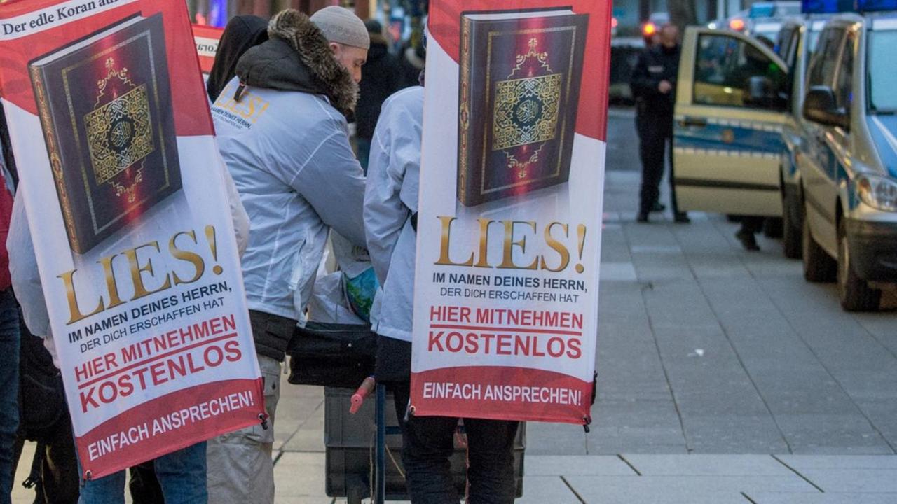 Mit einem Plakaten auf dem Rücken versuchen Teilnehmer der von Salafisten organisierten Koran-Verteilaktion "Lies" auf der Zeil in Frankfurt am Main die Aufmerksamkeit auf sich zu ziehen. Mit einem Plakaten auf dem Rücken versuchen Teilnehmer der von Salafisten organisierten Koran-Verteilaktion "Lies" auf der Zeil in Frankfurt am Main die Aufmerksamkeit auf sich zu ziehen.