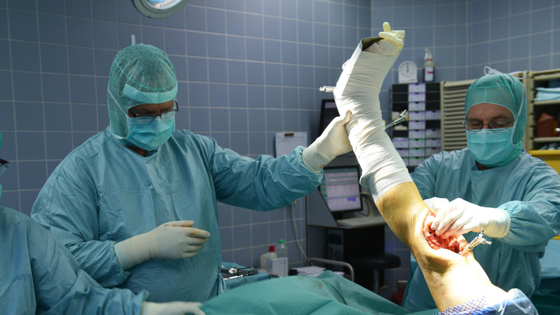 Bei einer Operation wird ein künstliches Kniegelenk eingesetzt. Bei einer Operation wird ein künstliches Kniegelenk eingesetzt.