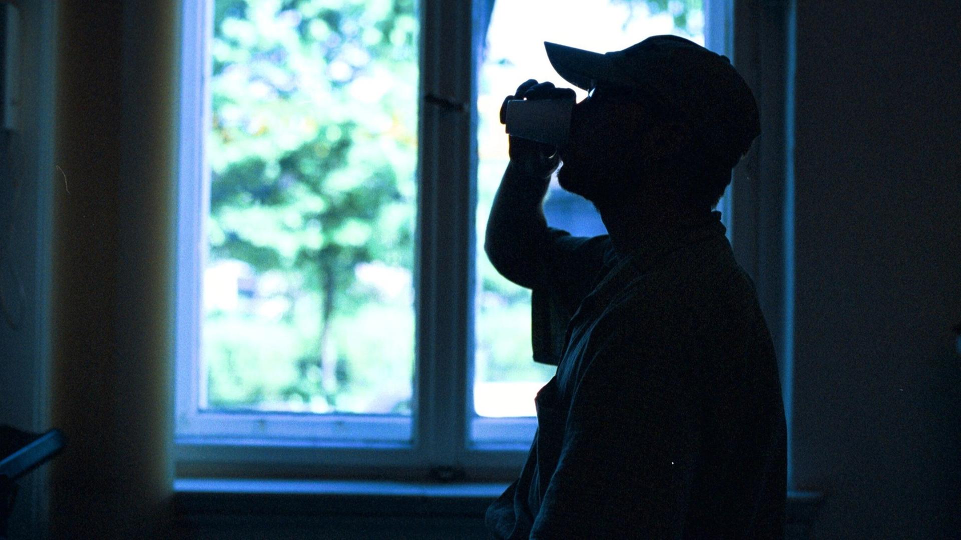 Süchtiger trinkt Methadon: Die Ersatzdroge soll Süchtige von der Beschaffungskriminalität fernhalten Süchtiger trinkt Methadon: Die Ersatzdroge soll Süchtige von der Beschaffungskriminalität fernhalten