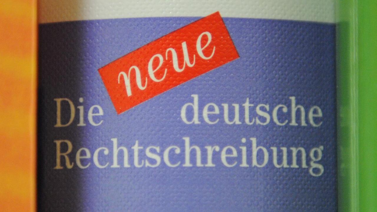 Duden der neuen Rechtschreibung stehen in Münstertal (Baden-Württemberg) in der Stohrenschule, der kleinsten staatlichen Grundschule in Baden-Württemberg, aufgenommen am 04.10.2012. Zehn Schüler der ersten bis zur vierten Klasse werden dort unterrichtet. Foto: Patrick Seeger Duden der neuen Rechtschreibung stehen in Münstertal (Baden-Württemberg) in der Stohrenschule, der kleinsten staatlichen Grundschule in Baden-Württemberg, aufgenommen am 04.10.2012. Zehn Schüler der ersten bis zur vierten Klasse werden dort unterrichtet. Foto: Patrick Seeger