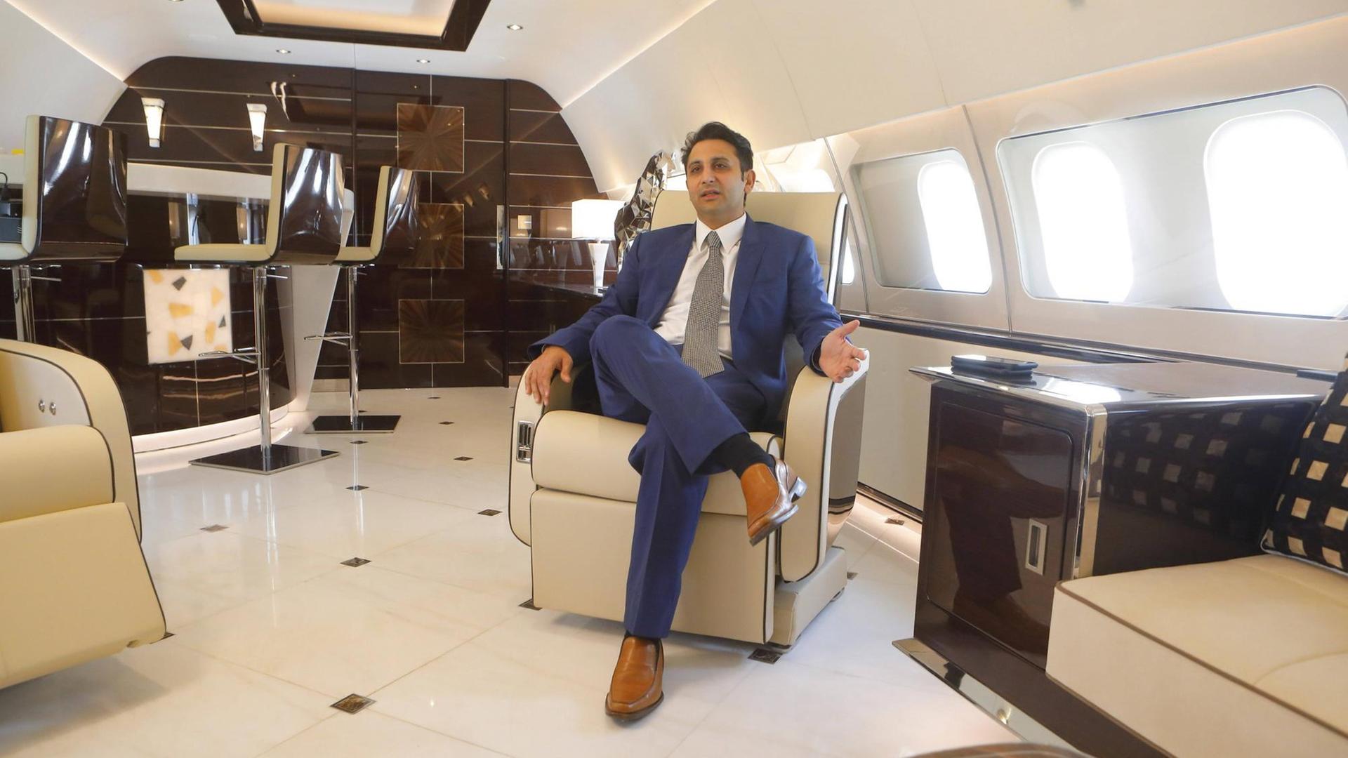 Adar Poonawalla, CEO des Serum Institute Of India in seinem Büroflugzeug.