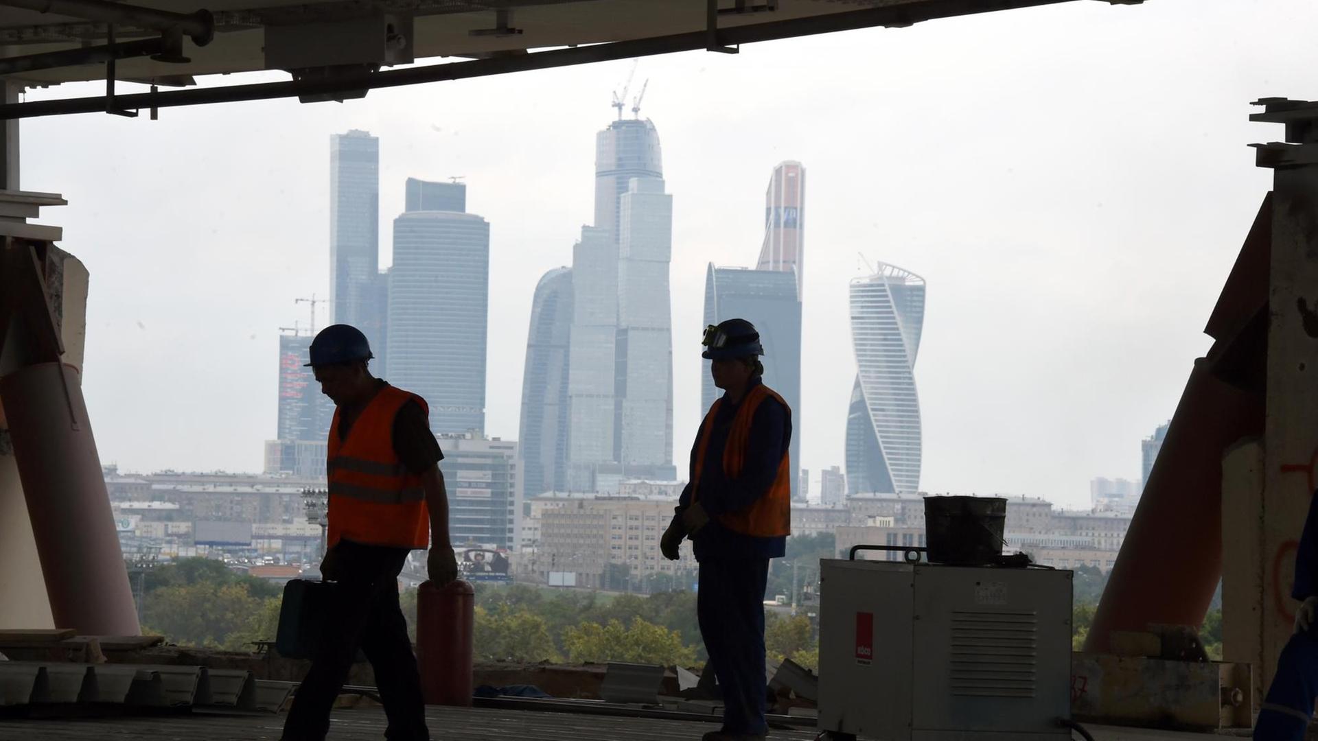 Arbeiter stehen auf der Baustelle im Luschniki-Stadion, aufgenommen am 09.07.2015 in Moskau, Russland. In der Arena sollen Spiele der FIFA-Fußball-Weltmeisterschaft 2018 stattfinden. t Arbeiter stehen auf der Baustelle im Luschniki-Stadion, aufgenommen am 09.07.2015 in Moskau, Russland. In der Arena sollen Spiele der FIFA-Fußball-Weltmeisterschaft 2018 stattfinden. t