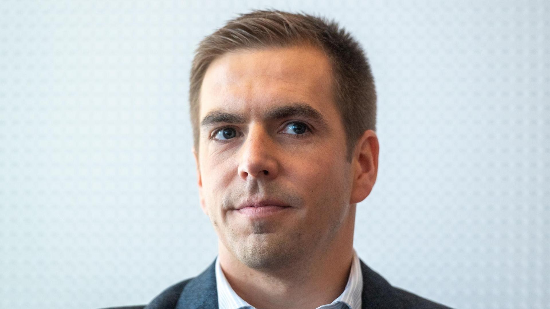 Philipp Lahm blickt neutral an der Kamera vorbei. Philipp Lahm blickt neutral an der Kamera vorbei.