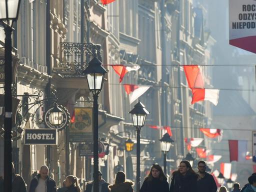 Einkaufsstraße in Krakau, Polen, geschmückt mit polnischen Fahnen