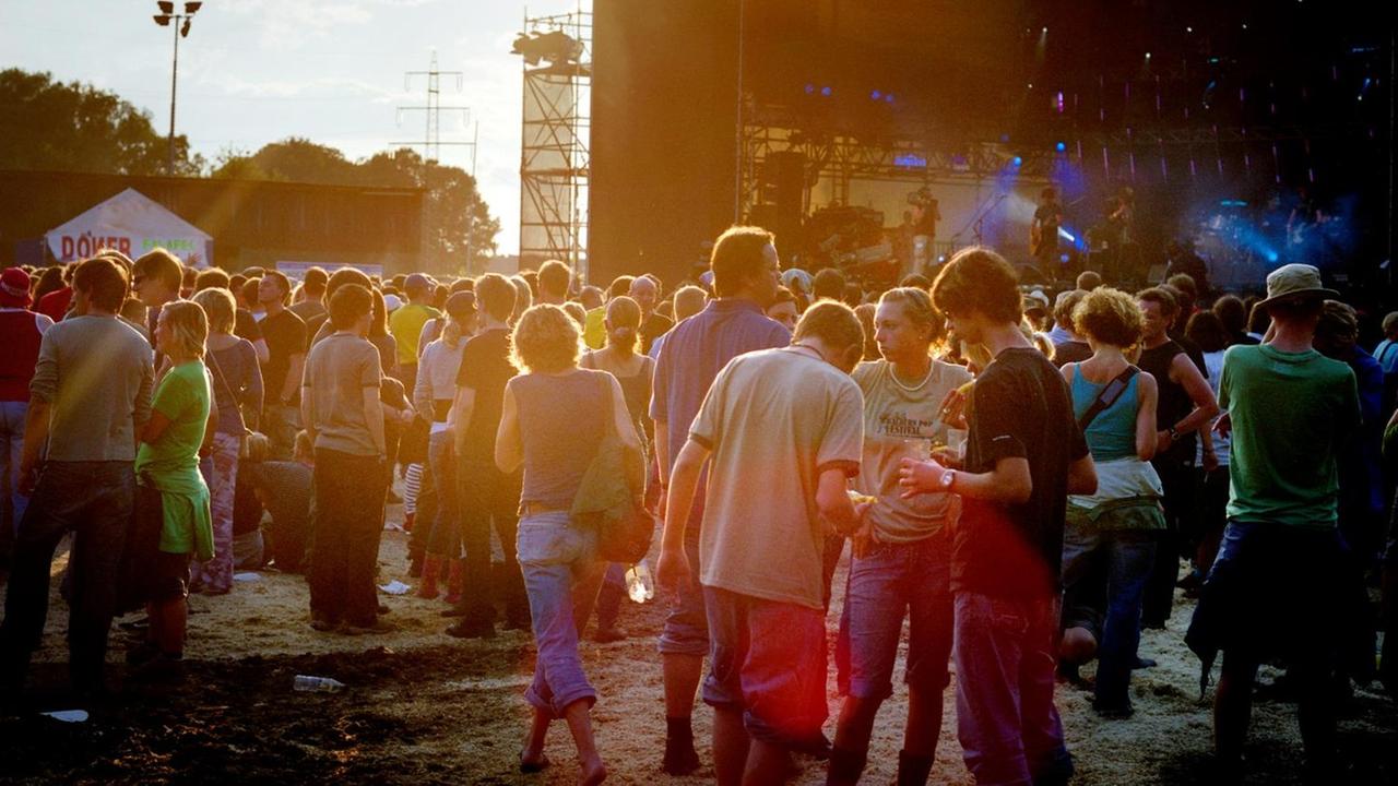 Besucher vor der Hauptbühne des Haldern Pop Festivals Besucher vor der Hauptbühne des Haldern Pop Festivals