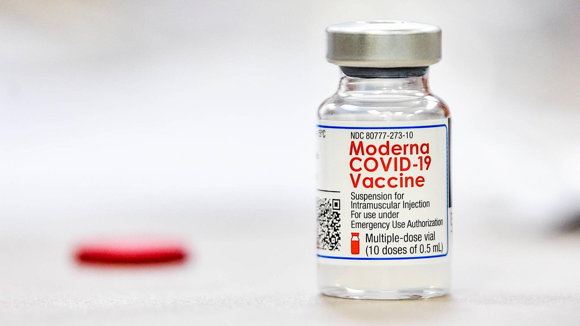 Ein Fläschchen von dem Corona-Impf-Stoff von Moderna