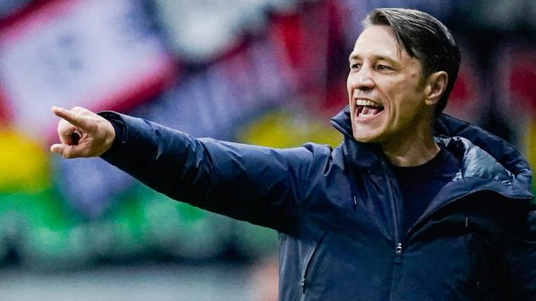 Niko Kovac gestikuliert während des Spiels gegen Frankfurt. Niko Kovac gestikuliert während des Spiels gegen Frankfurt.