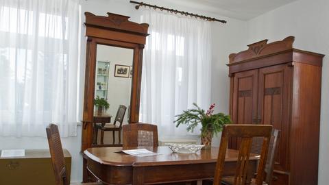 Ein mit Holzmöbeln eingerichtetes Wohnzimmer.