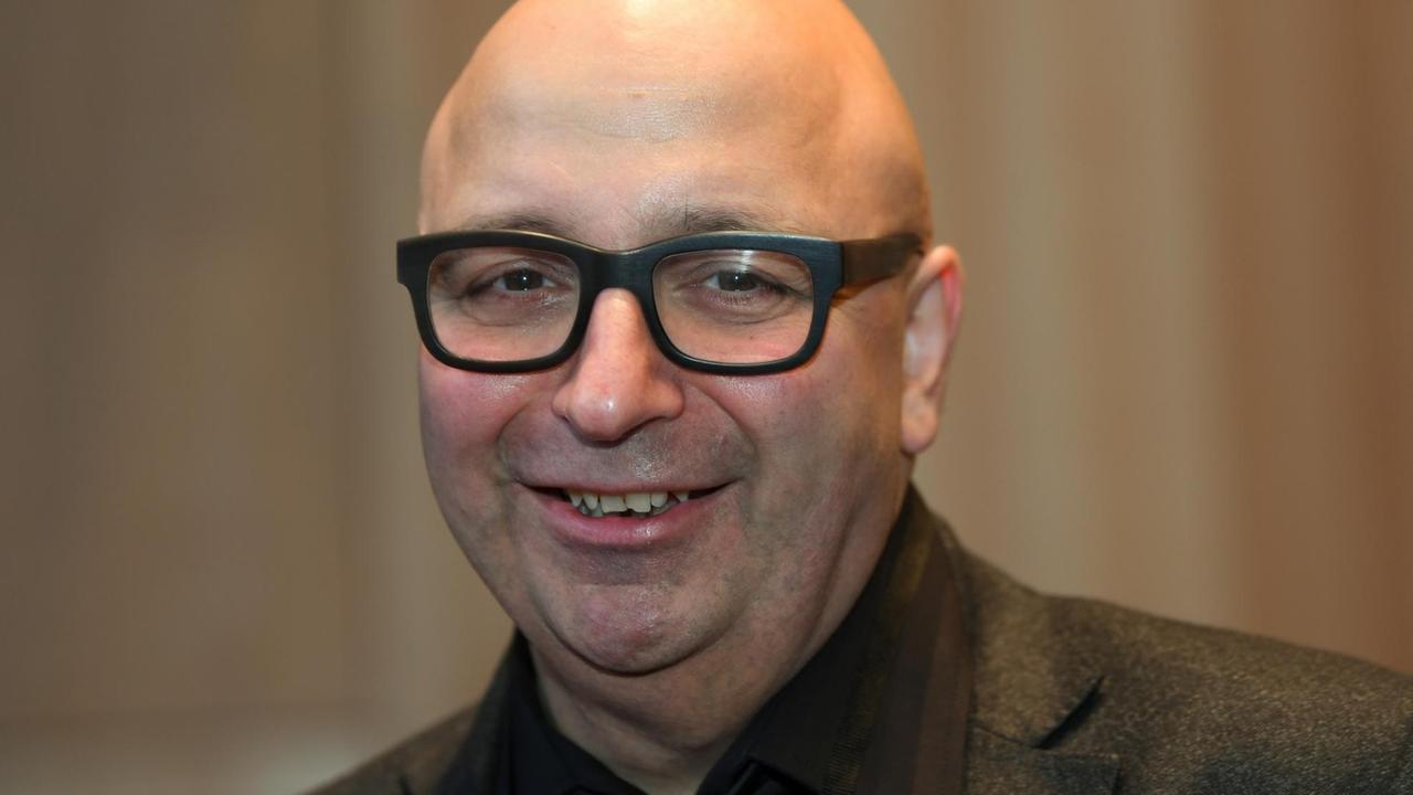 Armin Nassehi leitet den Lehrstuhl für Allgemeine Soziologie und Gesellschaftstheorie an der LMU München Armin Nassehi leitet den Lehrstuhl für Allgemeine Soziologie und Gesellschaftstheorie an der LMU München
