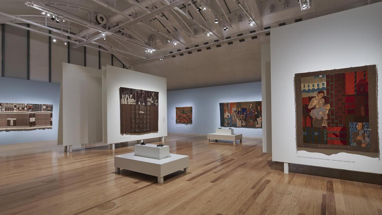 Ein Ausstellungsraum in der Kunsthalle Schirn in Frankfurt mit mehreren Webteppichen der Künstlerin Hannah Ryggen. Ein Ausstellungsraum in der Kunsthalle Schirn in Frankfurt mit mehreren Webteppichen der Künstlerin Hannah Ryggen.