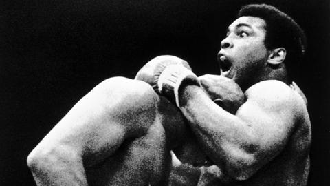 Muhammad Ali boxt gegen Ernie Shavers.