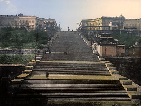 Diese Postkarte aus dem 19.Jahrhundert zeigt die Potemkinsche Treppe von der Altstadt Odessas zum Hafen