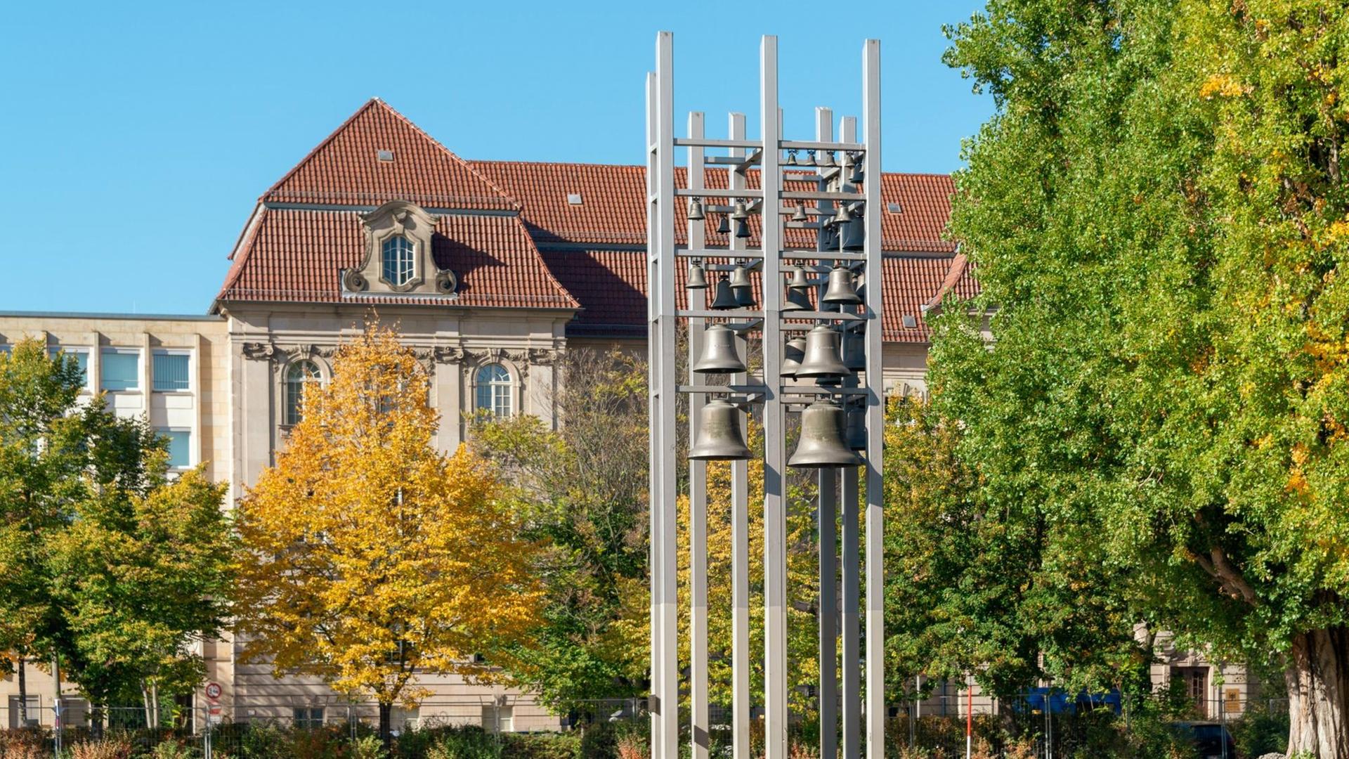 An der Stelle der ehemaligen von der DDR Regierung gesprengte Garnisonskirche steht das weltberühmte Glockenspiel in Potsdam, Brandenburg. An der Stelle der ehemaligen von der DDR Regierung gesprengte Garnisonskirche steht das weltberühmte Glockenspiel in Potsdam, Brandenburg.
