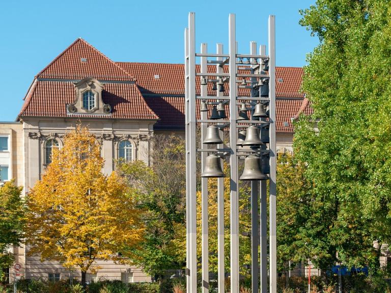 An der Stelle der ehemaligen von der DDR Regierung gesprengte Garnisonskirche steht das weltberühmte Glockenspiel in Potsdam, Brandenburg.