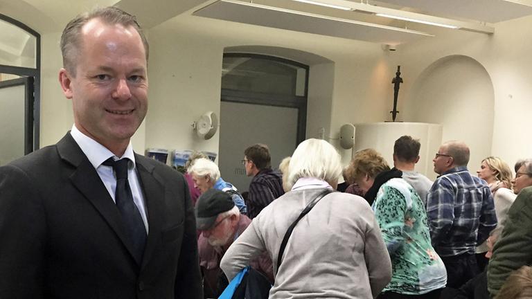 Matthias Manthei, parlamentarischer Geschäftsführer der Fraktion "Bürger für Mecklenburg-Vorpommern" (BMV), nach der Fragestunde mit einer Anklamer Besuchergruppe im Landtag Matthias Manthei, parlamentarischer Geschäftsführer der Fraktion "Bürger für Mecklenburg-Vorpommern" (BMV), nach der Fragestunde mit einer Anklamer Besuchergruppe im Landtag