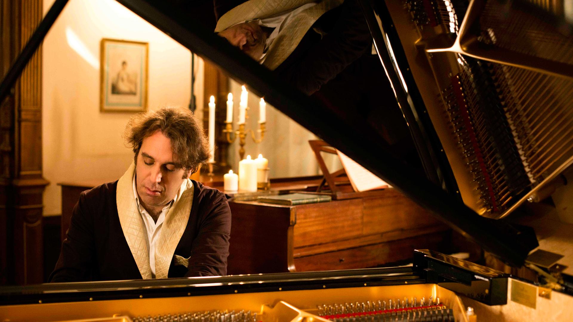 Chilly Gonzales im Bademantel am Konzertflügel Chilly Gonzales im Bademantel am Konzertflügel